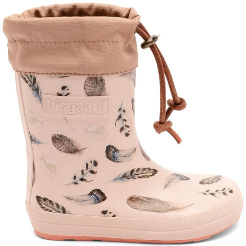 Seitenansicht des BISGAARD Barfuß Thermo Gummistiefel 92024-5135 in creme/beige mit Feder-Print und braunem Kordelzug.