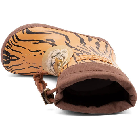 Seitenansicht des BISGAARD Barfuß Thermo-Gummistiefels in Braun-Orange Tiger-Print, brauner Schaft und sichtbarem Kordelzug.