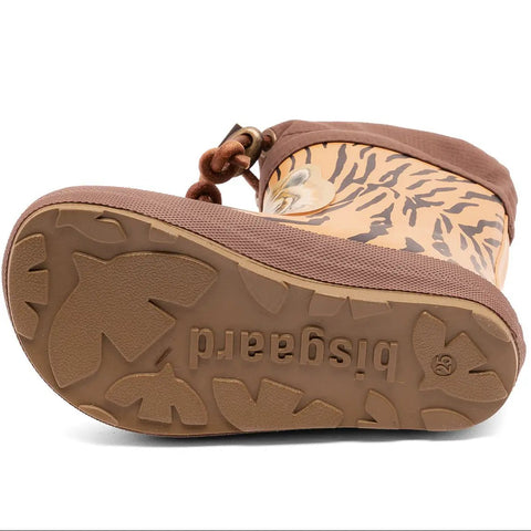 Unteransicht des BISGAARD Barfuß Thermo Gummistiefels in braun/orange Tiger-Design; profilierte Sohle mit Muster