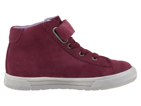 Detailaufnahme des beerenfarbenen Knöchelschuhs mit funkelnden Glitzereffekten und Sternapplikationen