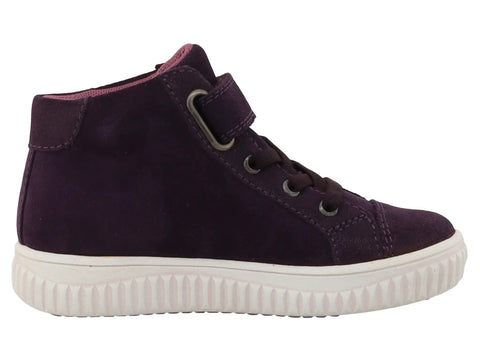 Seitenansicht des LURCHI TEX Knöchelschuh YINA in Pflaume, lila Wildleder, pinkes Innenfutter, weiße Sohle.