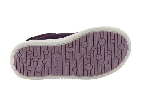 Unterseite eines LURCHI TEX Knöchelschuhs YINA in Pflaume; violette Gummi-Sohle mit Rillen und Kreisformen, Lurchi-Logo sichtbar