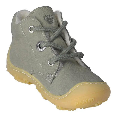 Schuh: RICOSTA Knöchelschuh COLIN in Salbei, grauer Boot mit Schnürung und gelblich-beige Gummisohle.