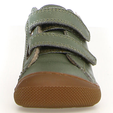 Young child wearing NATURINO Barfußschuh while playing outside