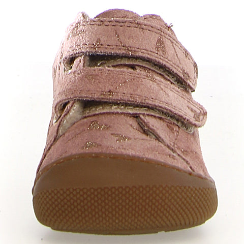 Child wearing NATURINO Barfußschuh Halbschuh AMUR WOOL - altrosa / goldene Herzen shoe while playing outside