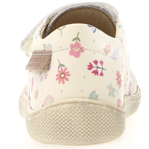 Bequemer Barfußschuh für Kinder in zarten Cremetönen mit Blumen