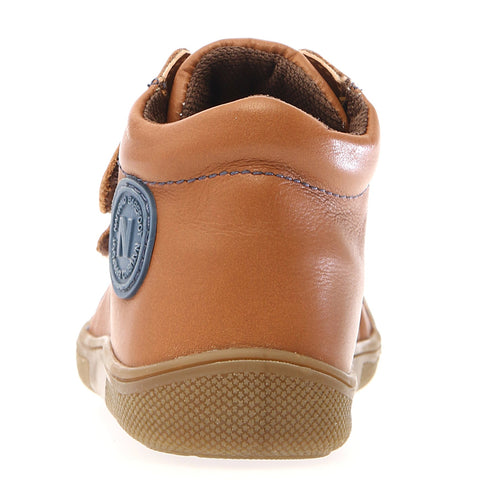 Vorderansicht des NATURINO GIMBA Knöchelschuhs mit atmungsaktiver Oberflächenstruktur in cognac und blau
