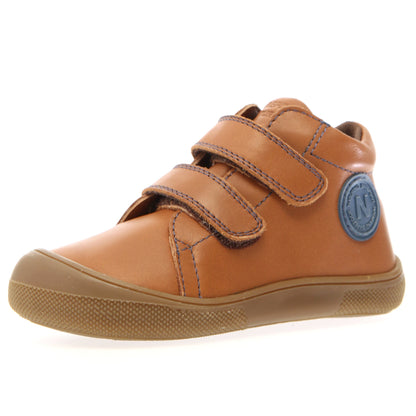 Nahaufnahme des cognacfarbenen und blauen Barfußschuhs GIMBA von NATURINO, perfekt für barfußähnliches Tragegefühl