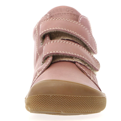 Seitenansicht des ergonomisch geformten Barfußschuhs GIMBA mit rosa Farbgebung