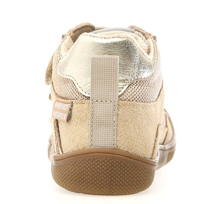 Detailaufnahme des NATURINO Barfuß Knöchelschuh KESY, der sandfarben mit goldener Verzierung und funkelndem Glitzermaterial ist