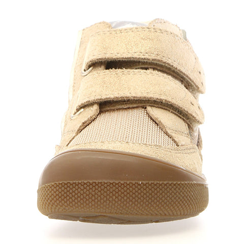 Seitenansicht des NATURINO Barfuß Knöchelschuh KESY mit sandfarbenem Obermaterial, goldenen Nähten und Glitzereffekt