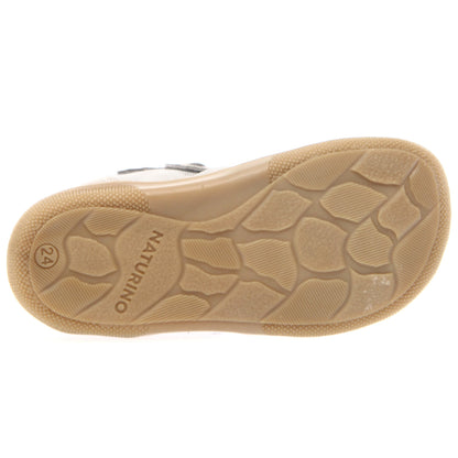 Ergonomisch geformte Natursohle für optimalen Halt und Beweglichkeit bei den NATURINO KODDAS in Grau und Rot