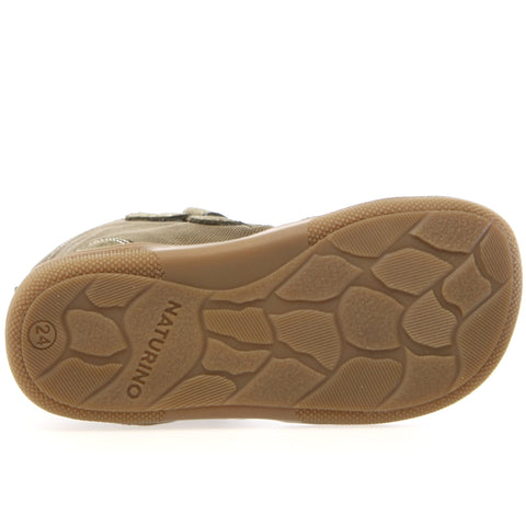 Vorderansicht der NATURINO Barfuß Stiefel KODDAS in oliv und schwarz, betont das schlanke Design und die hochwertige Verarbeitung