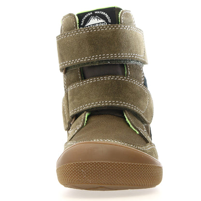 Naht- und Schnürdetails der NATURINO Barfuß Stiefel KODDAS in oliv und schwarz, die langlebigkeit und Stil vereinen