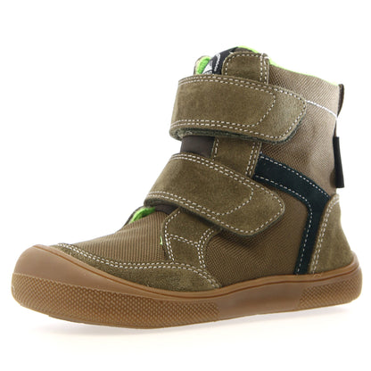 Detailaufnahme des robusten Obermaterials der NATURINO Barfuß Stiefel KODDAS in oliv und schwarz, ideal für natürlichen Gehkomfort