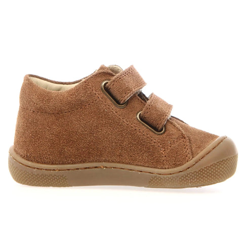 Schuhe – Detailaufnahme eines braunen Veloursleder-Halbschuhs mit Metallösen und beiger Gummisohle