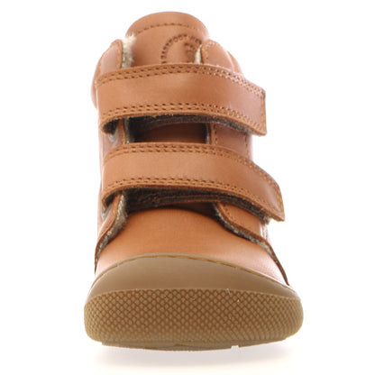 Nahaufnahme der hochwertigen Verarbeitung und nahtlosen Gestaltung des cognacfarbenen WIGGHI Barfuß Stiefels