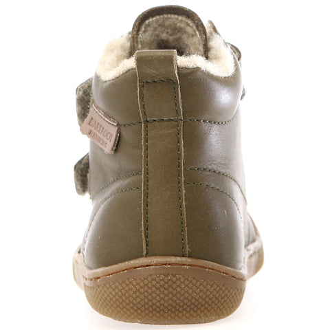 Seitenansicht des NATURINO Barfuß Stiefels WIGGHI in Oliv, zeigt ergonomische Gestaltung für natürliche Fußbewegung