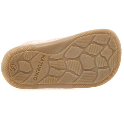 Kinderschuhe NATURINO WIGGHI in zartrosa mit Blümchenmuster, die Bewegungsfreiheit und Komfort fördern