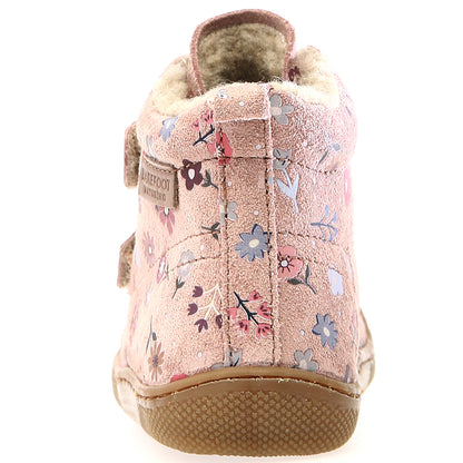 Detailaufnahme des weichen Materials und der liebevoll gestalteten Blümchenmuster auf den rosa Barfußstiefeln WIGGHI