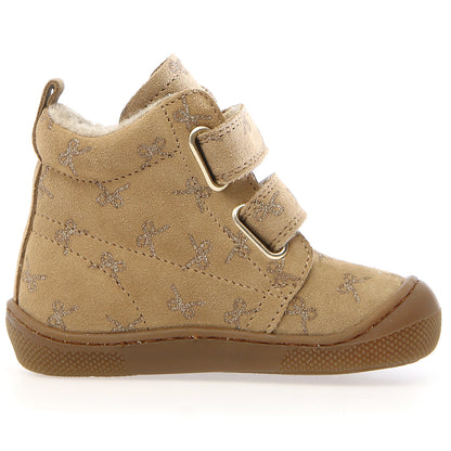 NATURINO WIGGHI Barfußstiefel aus weichem beigem Material, verziert mit eleganten goldenen Schleifen