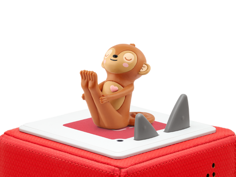 Kinder spielen aktiv mit der Tonies Figur, die Bewegungsübungen und Geschichten mit Affe Marty bietet