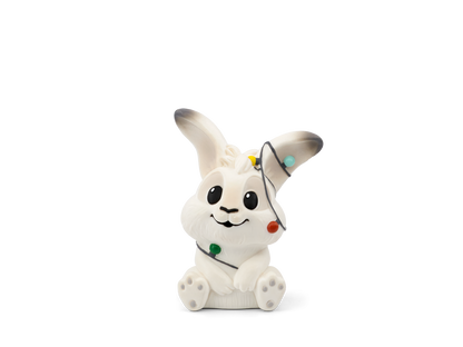 Detailaufnahme der TONIES Figur Flöckchen im Adventskalender 2025, die Weihnachtslichter entdeckt