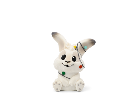 Detailaufnahme der TONIES Figur Flöckchen im Adventskalender 2025, die Weihnachtslichter entdeckt