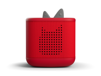 Kinder nutzen die USB-C-Ladung, um die langlebige rote Toniebox 2 wieder aufzuladen