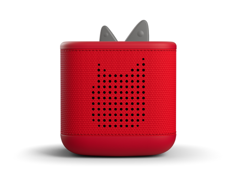 Kinder nutzen die USB-C-Ladung, um die langlebige rote Toniebox 2 wieder aufzuladen