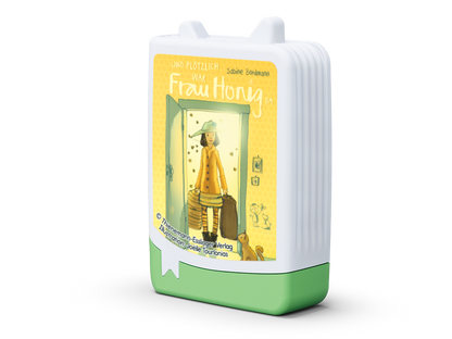 Verschiedene Illustrationen aus dem Und plötzlich war Frau Honig da-Buch mit dem Tonies-Pocket-Book im Vordergrund