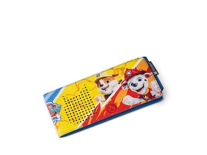 Detailaufnahme der präzise positionierten Lautsprecheröffnungen für klaren Klang bei der Toniebox 2