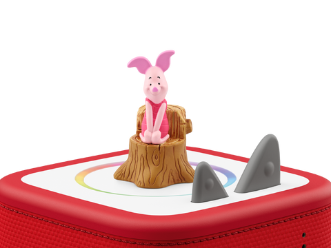 Vorderansicht: Tonies Figur Disney Winnie Puuh Piglet auf Baumstumpf, roter Tonie-Deckel, pinkes Tier.