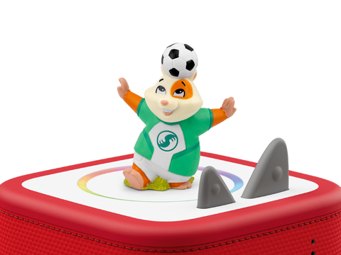 Vorderansicht einer TONIES Figur: Tierische Sportsfreunde, Ball balanciert auf dem Kopf, grün-weißes Outfit, rote Basis