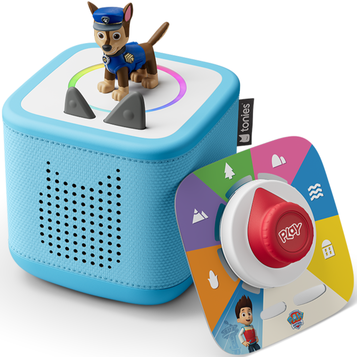 Kinderhände greifen nach der robusten, himmelblauen Toniebox 2 mit Paw Patrol Chase Motiv