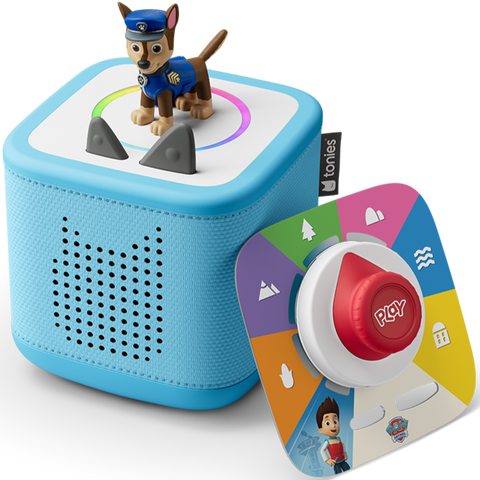 Kinderhände greifen nach der robusten, himmelblauen Toniebox 2 mit Paw Patrol Chase Motiv