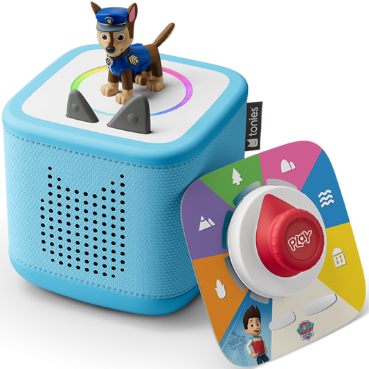 Kinderhände greifen nach der robusten, himmelblauen Toniebox 2 mit Paw Patrol Chase Motiv