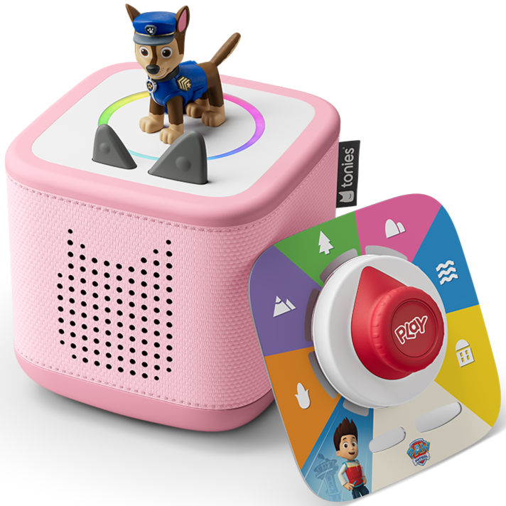 
Kinderhände greifen nach der robusten rosa Toniebox 2 mit Paw Patrol Chase Motiv
