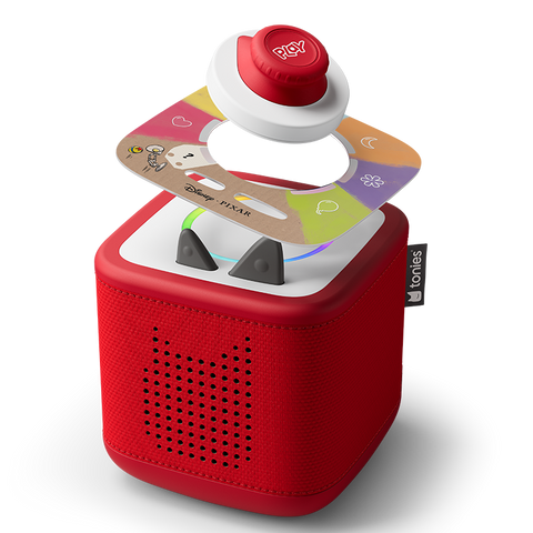 Vorderansicht der TONIES Toniebox 2; rote Stoffhülle, bunter Spielring mit Disney-Pixar-Design, roter Play-Knopf