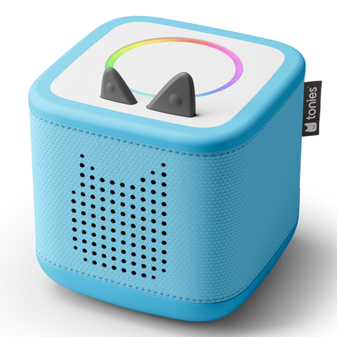 Vorderansicht: Tonies Toniebox 2 Himmelblau – blauer Würfel mit weißem Deckel, Regenbogen-Ring, graue Ohren.