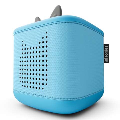 Vorderansicht der TONIES Toniebox 2 in Himmelblau; blauer Lautsprecherwürfel mit Frontlochung und TONIES-Logo am Seitenteil.