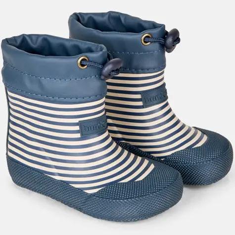 Seitenansicht von Bundgaard Barfuß Gummistiefel COVER – navy mit weißen Streifen, Gummi-Sohle, Paar.