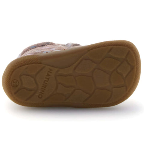 Unteransicht des NATURINO Schuhe Modell WIGGHI; rosa Obermaterial mit Blümchen, braune Laufsohle