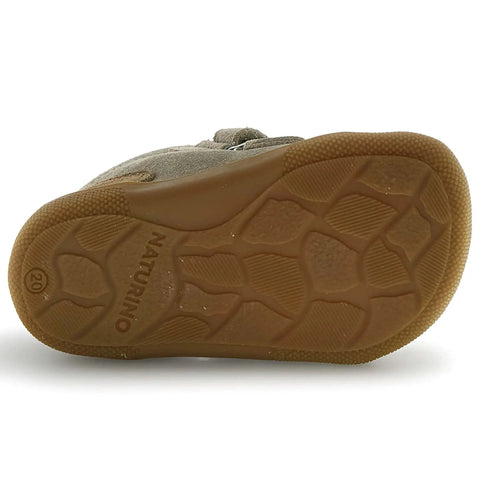 Unteransicht des NATURINO NATURTEX Knöchelschuh SPINNI; Obermaterial taupe-sand, braune Sohle.