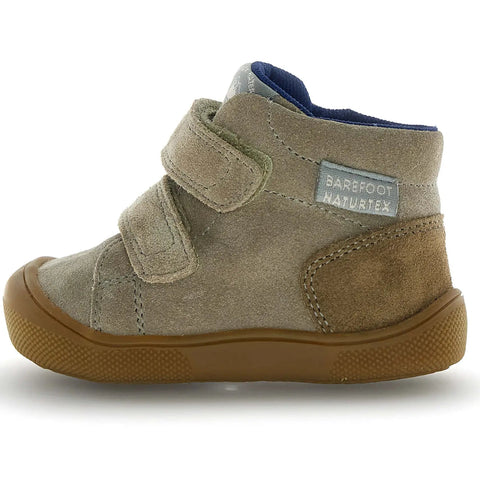 Seitenansicht eines NATURINO NATURTEX Spinni Knöchelschuh in Taupe/Sand, blaue Innenkante.