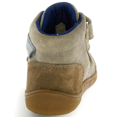 Rückansicht des NATURINO NATURTEX SPINNI Knöchelschuh: taupe/sand Obermaterial, gumfarbene Sohle