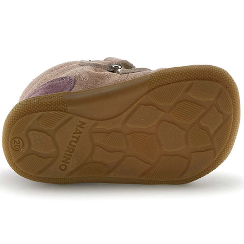 Detailaufnahme der Schuhsohle eines NATURINO NATURTEX Spinni Altrosa; braune Sohle, Wildleder-Obermaterial mit violettem Patch