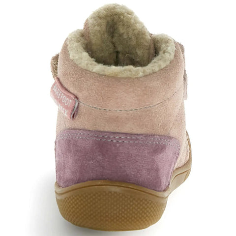 Rückansicht eines pinken NATURINO NATURTEX Knöchelschuh SPINNI – altrosa, Fellrand sichtbar, Markenlabel NATURINO, Sohle.