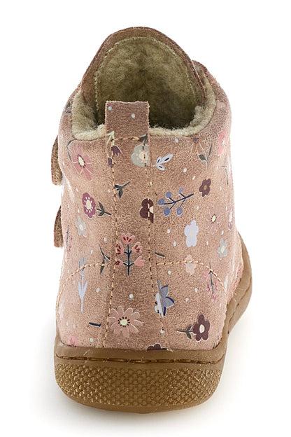 Seitenansicht des rosa NATURINO Stiefels BUBBLE Weit mit detaillierten Nähten und floralem Dekor