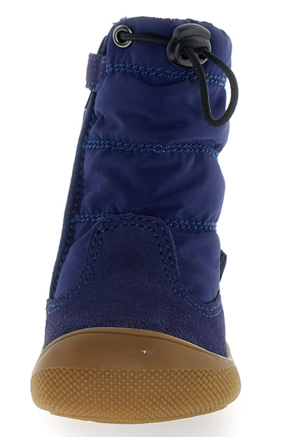 Der blaue NATURINO NATURTEX Barfußstiefel HOCHALPEN auf unebenem Wanderweg für natürlichen Komfort